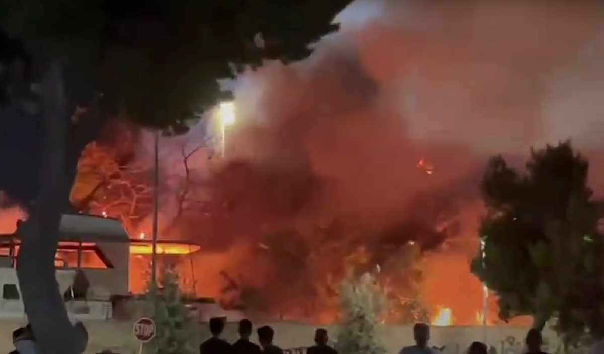 Φωτιά σε πάρκινγκ σκαφών στη Γλυφάδα