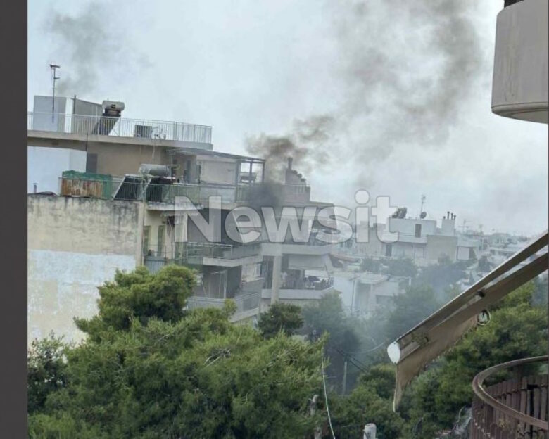 Φωτιά σε διαμέρισμα στη Γλυφάδα – Επιχειρούν 9 πυροσβέστες