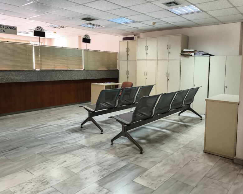 Δημόσιο: Όλα τα σενάρια και τα επόμενα ορόσημα για την πιθανή επαναφορά του 13ου και 14ου μισθού