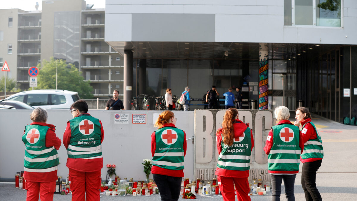 Διασώστες στέκονται μπροστά από το σημείο των πυροβολισμών στο Γκρατς