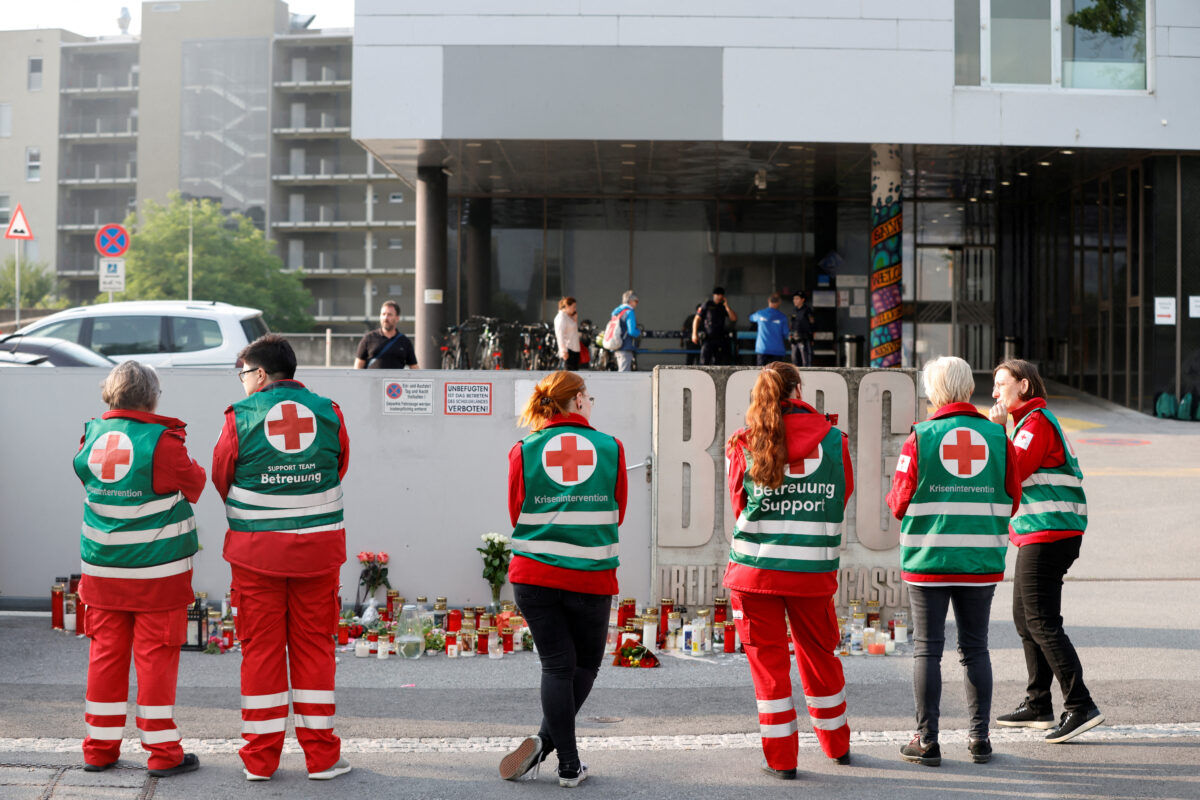 Διασώστες στέκονται μπροστά από το σημείο των πυροβολισμών στο Γκρατς