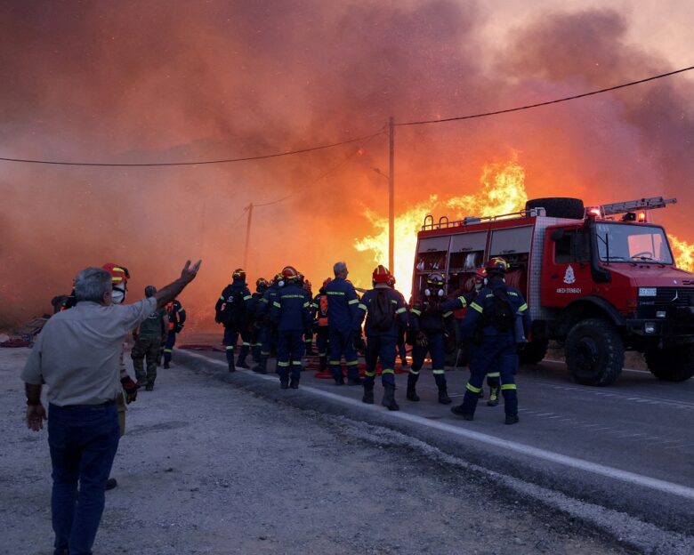 Φωτιά στη Χίο: Δύσκολη νύχτα καθώς ακόμη παλεύουν με τις φλόγες οι πυροσβέστες