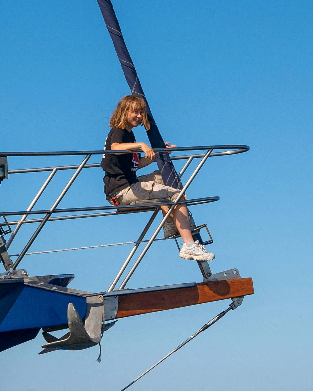 H Greta Thunberg στην πλώρη του ιστιοφόρου Madleen