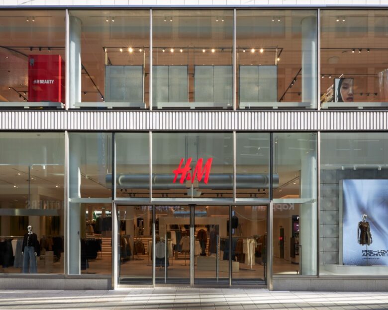 H&M: Νέο μοντέλο λειτουργίας στα καταστήματα – Ξεκινούν από Αθήνα και Πειραιά