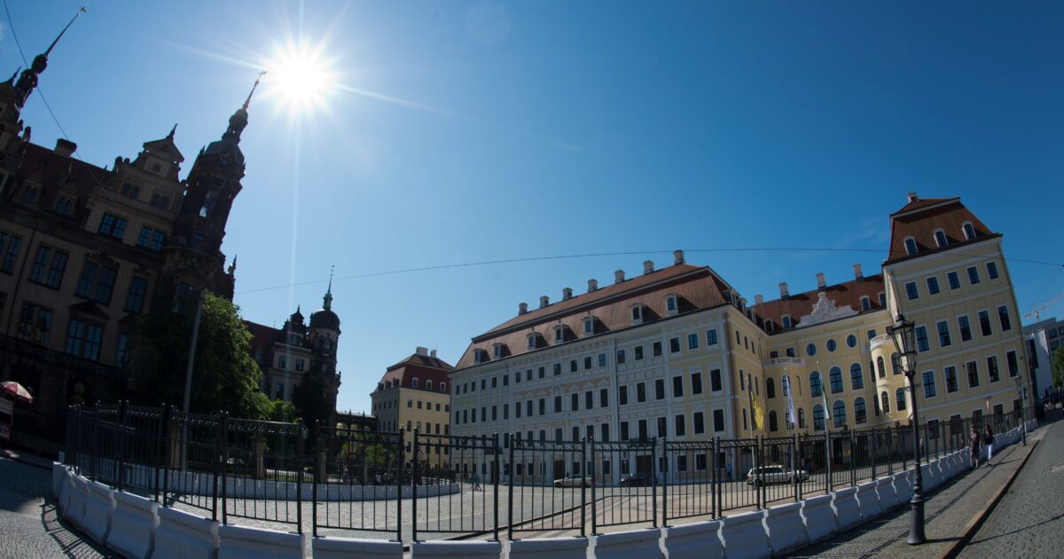 Inside the mysterious Bilderberg Club: The story and the legends of the most closed meeting of the powerful of the planet