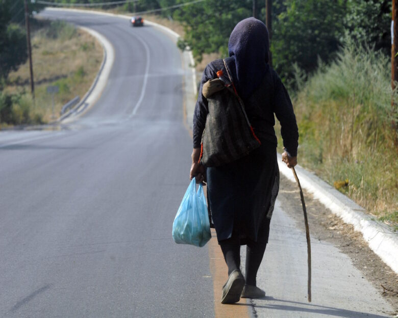 Ηλικιωμένη στη Νέα Πεντέλη πήρε στο κυνήγι ληστή και τον χτύπησε με έναν κουβά