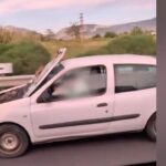 Ο οδηγός με το ανοιχτό καπό