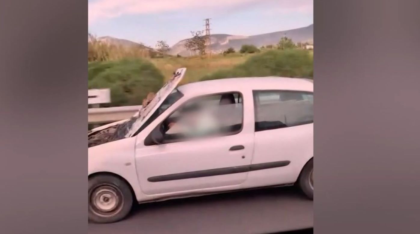 Ο οδηγός με το ανοιχτό καπό