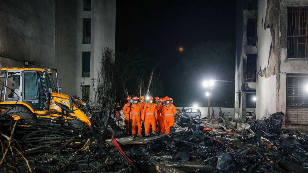 Σωστικά συνεργεία στα συντρίμμια του αεροσκάφους της Air India
