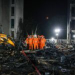 Σωστικά συνεργεία στα συντρίμμια του αεροσκάφους της Air India