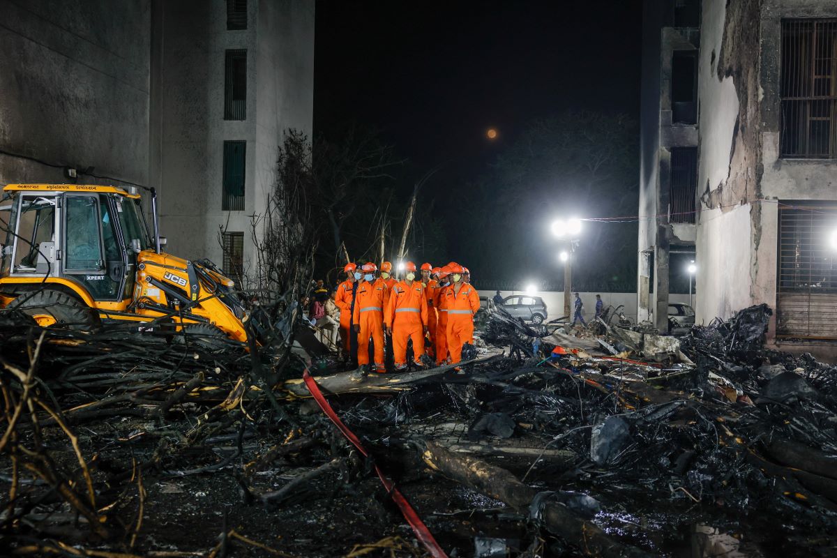 Σωστικά συνεργεία στα συντρίμμια του αεροσκάφους της Air India