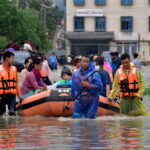 Επιχείρηση διάσωσης κατοίκων με φουσκωτή βάρκα