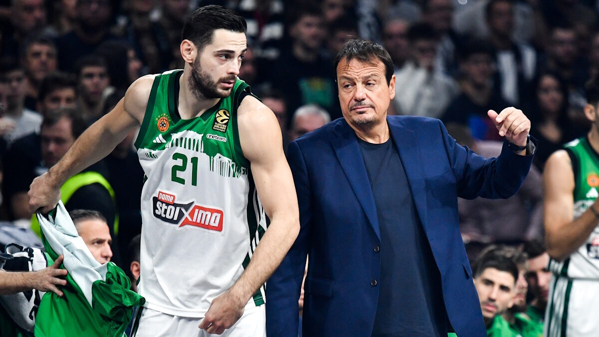 Ο Ιωάννης Παπαπέτρου δίπλα στον Εργκίν Αταμάν (ΦΩΤΟ Eurokinissi)