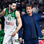 Ο Ιωάννης Παπαπέτρου δίπλα στον Εργκίν Αταμάν (ΦΩΤΟ Eurokinissi)