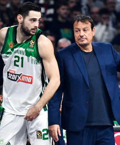Ο Ιωάννης Παπαπέτρου δίπλα στον Εργκίν Αταμάν (ΦΩΤΟ Eurokinissi)