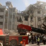 Διασώστες στα συντρίμμια ενός κατεστραμμένου κτιρίου μετά τις ισραηλινές επιθέσεις, στην Τεχεράνη