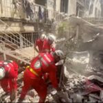 Διασώστες επιχειρούν στα συντρίμμια ενός κτιρίου στην Τεχεράνη μετά τις ισραηλινές επιθέσεις