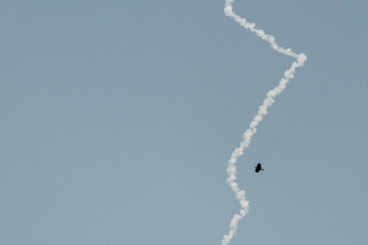 Ισραηλινός πύραυλος αναχαίτισης αφήνει ίχνη καπνού καθώς εκτοξεύεται πύραυλος από το Ιράν