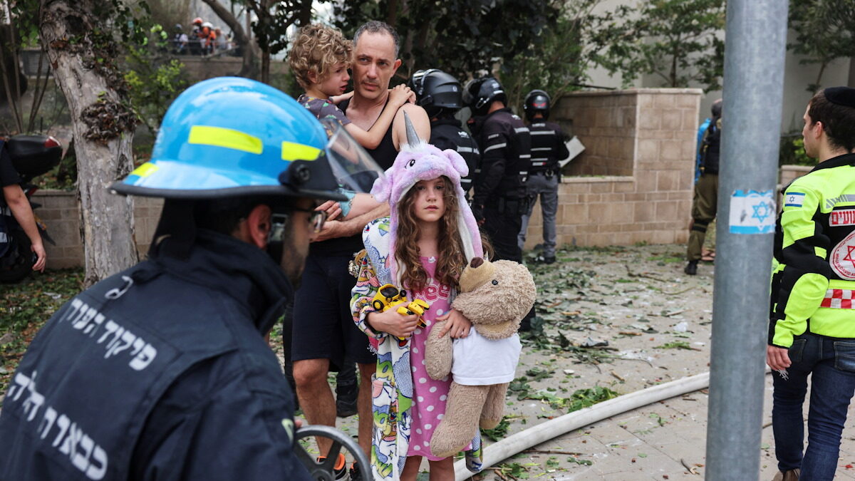 Ισραηλινοί κάτοικοι απομακρύνονται από κατοικημένη περιοχή μετά από πυραυλική επίθεση από το Ιράν