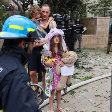 Ισραηλινοί κάτοικοι απομακρύνονται από κατοικημένη περιοχή μετά από πυραυλική επίθεση από το Ιράν