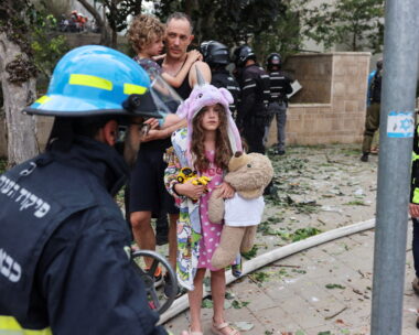 Ισραηλινοί κάτοικοι απομακρύνονται από κατοικημένη περιοχή μετά από πυραυλική επίθεση από το Ιράν