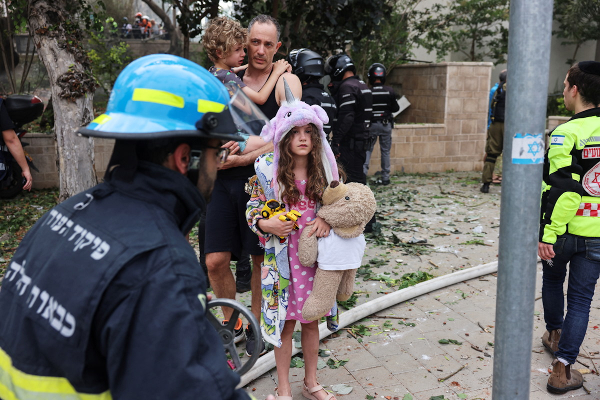 Ισραηλινοί κάτοικοι απομακρύνονται από κατοικημένη περιοχή μετά από πυραυλική επίθεση από το Ιράν