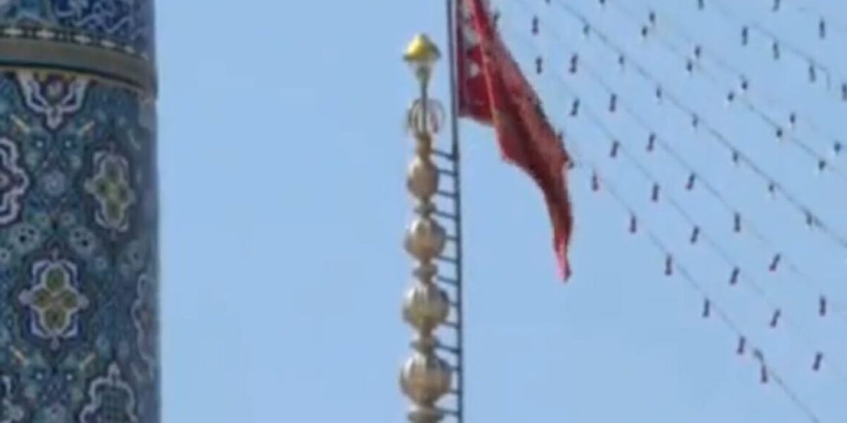 H κόκκινη σημαία της εκδίκησης στο τζαμί της ιερής πόλης Κομ στο Ιράν