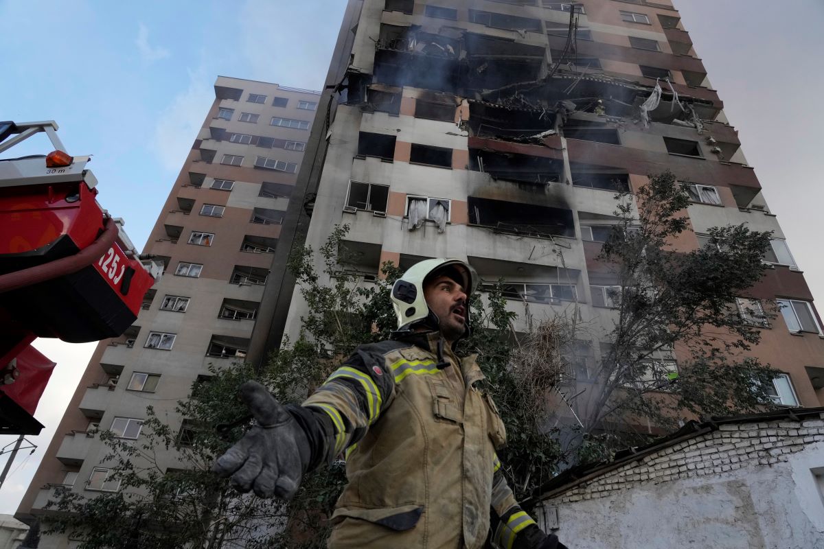Πυροσβέστης στην Τεχεράνη μετά τους ισραηλινούς βομβαρδισμούς