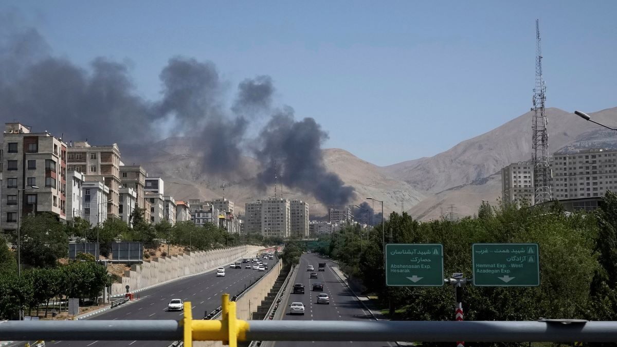 Πυκνός καπνός από πετρελαϊκές εγκαταστάσεις στην Τεχεράνη που χτυπήθηκαν από ισραηλινά μαχητικά