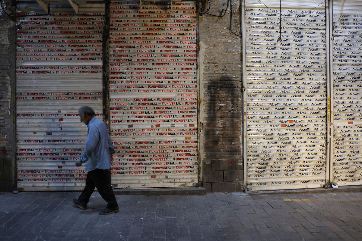 Ένας άνδρας περπατάει στην κλειστή κεντρική αγορά της Τεχεράνης