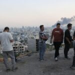 Ιρανοί πολίτες σε ταράτσα κτιρίου στην Τεχεράνη μετά την ισραηλινή επίθεση στη ιρανική δημόσια ραδιοτηλεόραση