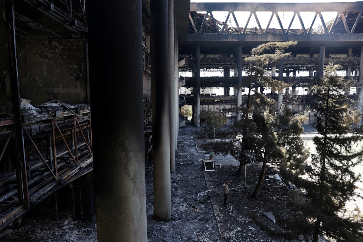 The interior of the building of the Iran state television station after Israeli bombing / Majid Asgaripour / Wana (West Asia News Agency) via Reuters