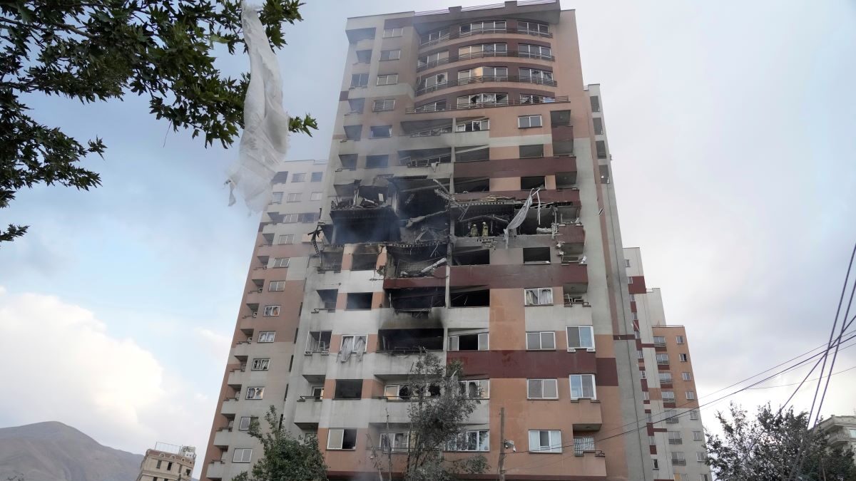 Σοβαρές ζημιές σε κτίριο στην Τεχεράνη από την ισραηλινή επίθεση