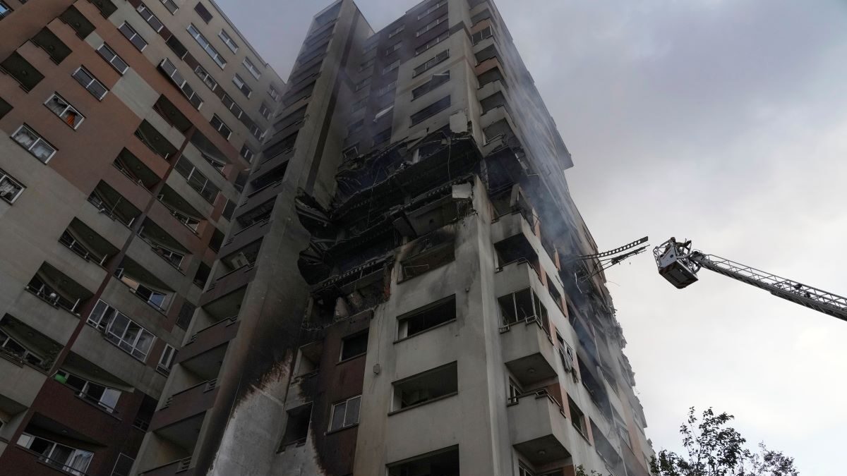 Κτίριο που έχει χτυπηθεί από τους ισραηλινούς βομβαρδισμούς στο Ιράν