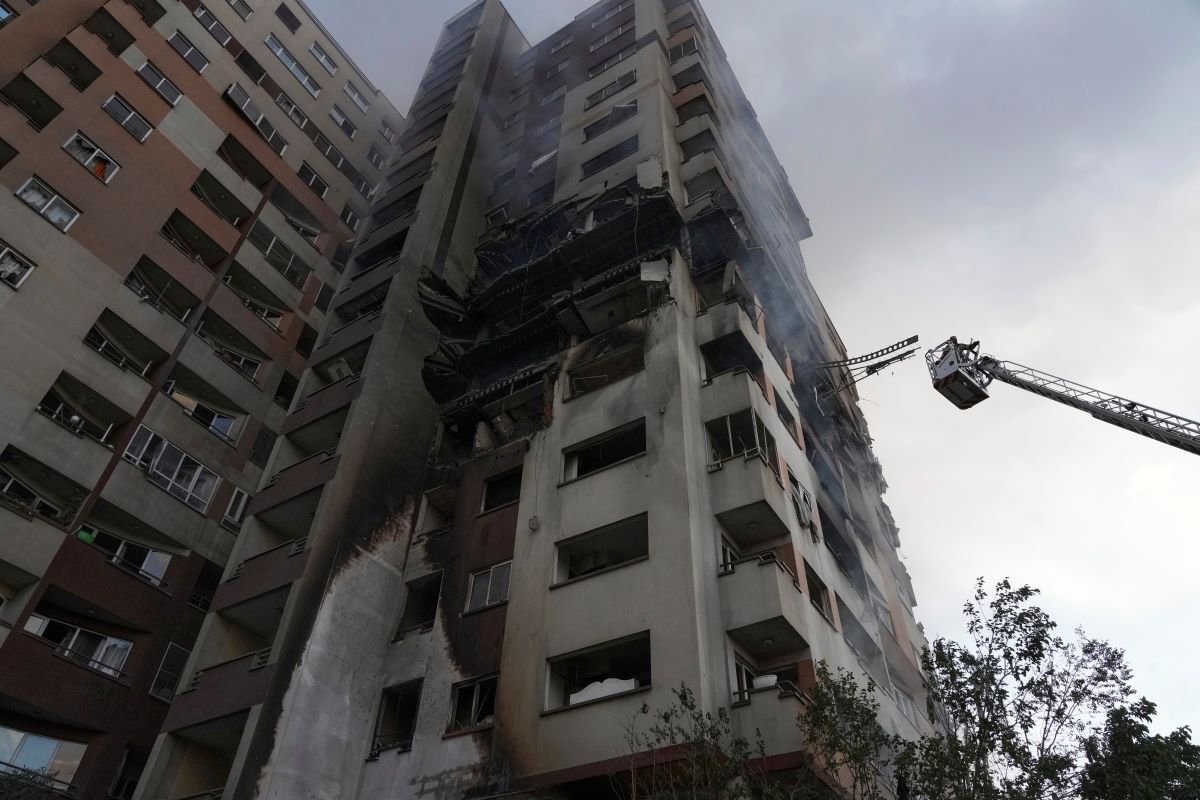 Κτίριο που έχει χτυπηθεί από τους ισραηλινούς βομβαρδισμούς στο Ιράν