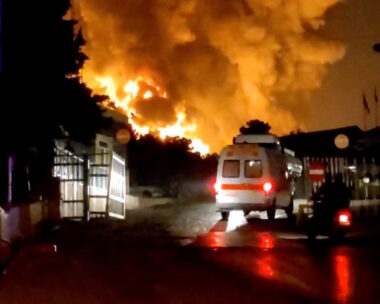 Φλόγες και καπνoί μετά από ισραηλινό χτύπημα στην Τεχεράνη