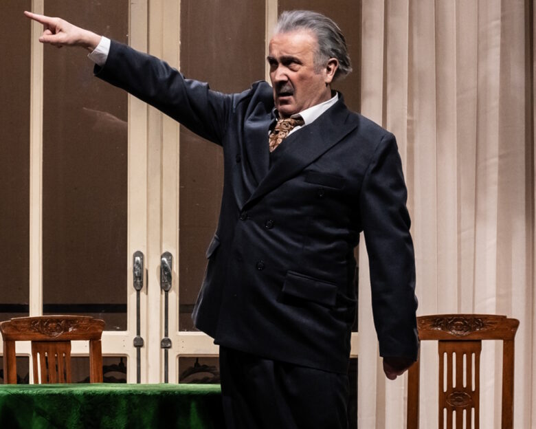 Ένας ήρωας με παντούφλες: Επιστρέφει για 2η χρονιά με τον Λάκη Λαζόπουλο, σε σκηνοθεσία Γιάννη Μπέζου