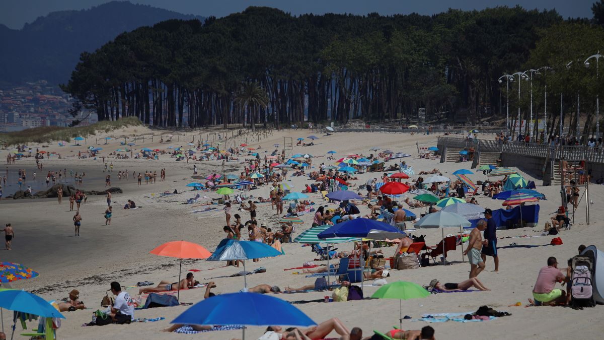 Πλήθος κόσμου στην παραλία Samil στο Βίγκο της Γαλικίας κατέφυγαν στις παραλίες λόγω της ζέστης στην Ισπανία