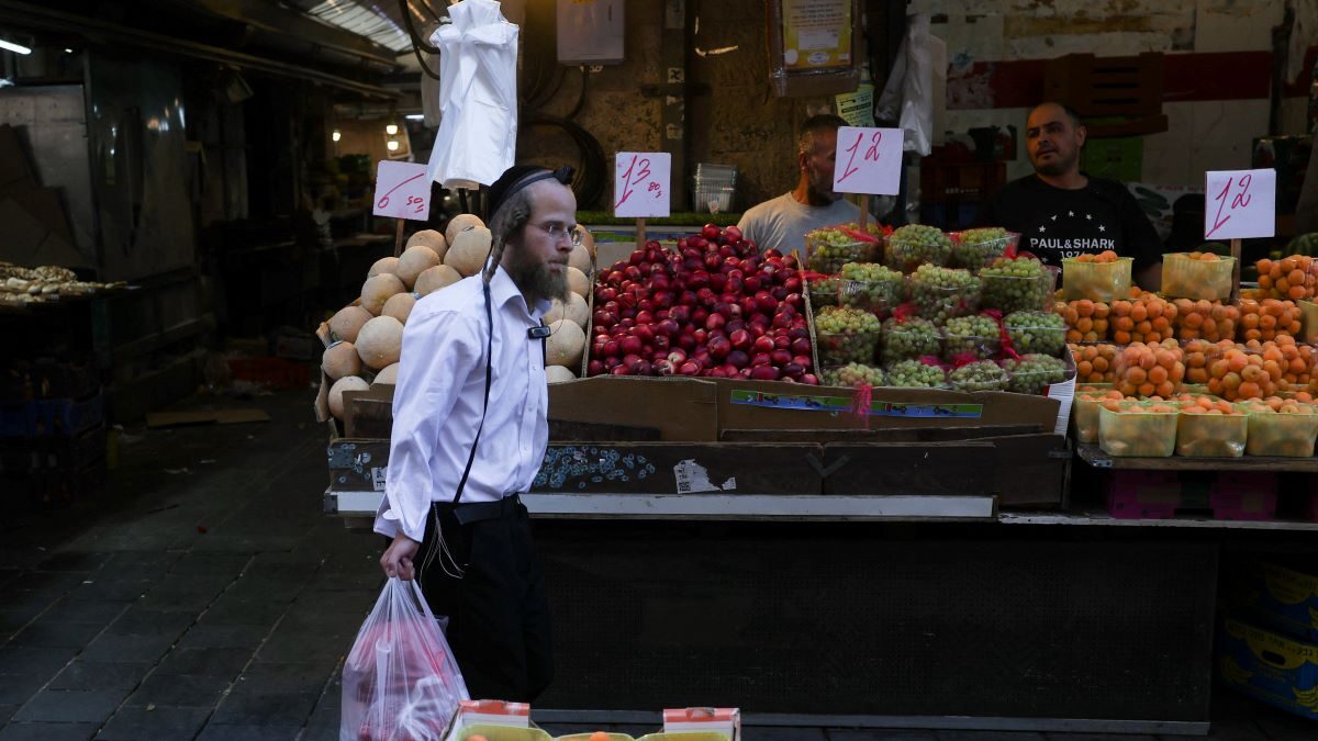 Ένας υπερορθόδοξος Εβραίος κάνει αγορές στην κεντρική αγορά, ενώ οι Ισραηλινοί προετοιμάζονται για αντίποινα από το Ιράν μετά από ισραηλινή επίθεση, στην Ιερουσαλήμ