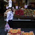 Ένας υπερορθόδοξος Εβραίος κάνει αγορές στην κεντρική αγορά, ενώ οι Ισραηλινοί προετοιμάζονται για αντίποινα από το Ιράν μετά από ισραηλινή επίθεση, στην Ιερουσαλήμ