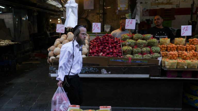 Ένας υπερορθόδοξος Εβραίος κάνει αγορές στην κεντρική αγορά, ενώ οι Ισραηλινοί προετοιμάζονται για αντίποινα από το Ιράν μετά από ισραηλινή επίθεση, στην Ιερουσαλήμ