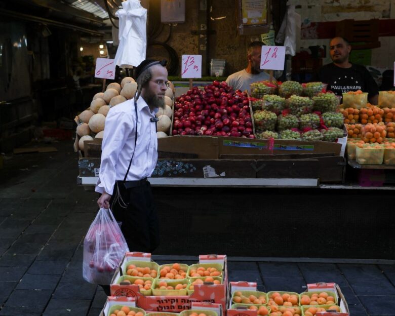 Ισραήλ: Ηρεμία επικρατεί εν αναμονή αντιποίνων από την Τεχεράνη – Οι κάτοικοι «εξοπλίζονται» με νερό και τρόφιμα
