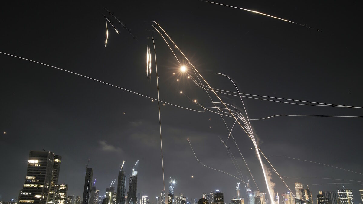 Το ισραηλινό σύστημα αεράμυνας Iron Dome ενεργοποιεί την αναχαίτιση πυραύλων πάνω από το Τελ Αβίβ, Ισραήλ