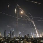 Το ισραηλινό σύστημα αεράμυνας Iron Dome ενεργοποιεί την αναχαίτιση πυραύλων πάνω από το Τελ Αβίβ, Ισραήλ