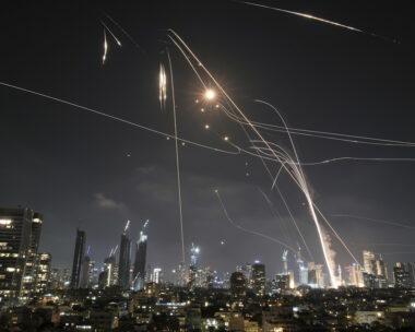 Το ισραηλινό σύστημα αεράμυνας Iron Dome ενεργοποιεί την αναχαίτιση πυραύλων πάνω από το Τελ Αβίβ, Ισραήλ