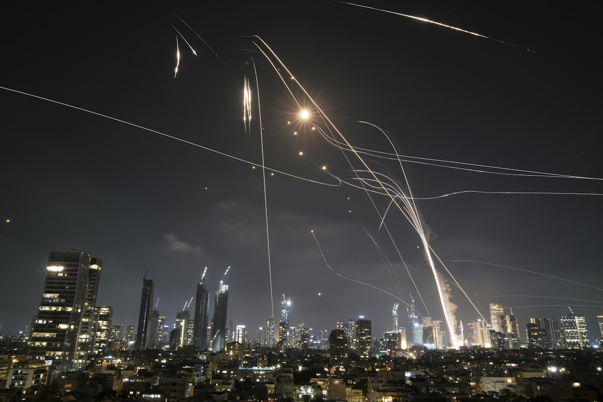 Το ισραηλινό σύστημα αεράμυνας Iron Dome ενεργοποιεί την αναχαίτιση πυραύλων πάνω από το Τελ Αβίβ, Ισραήλ
