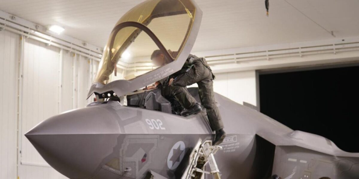 Ισραηλινός πιλότος επιβιβάζεται σε F-35 πριν την επίθεση στο Ιράν