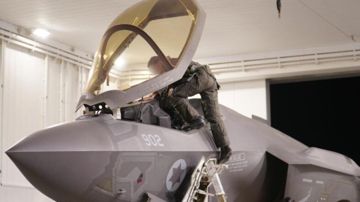Ισραηλινός πιλότος επιβιβάζεται σε F-35 πριν την επίθεση στο Ιράν