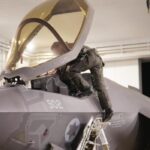Ισραηλινός πιλότος επιβιβάζεται σε F-35 πριν την επίθεση στο Ιράν