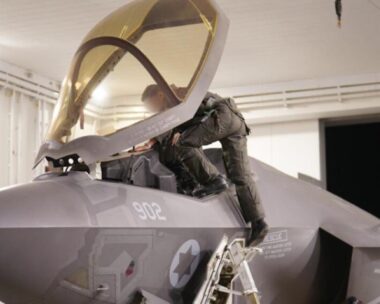 Ισραηλινός πιλότος επιβιβάζεται σε F-35 πριν την επίθεση στο Ιράν